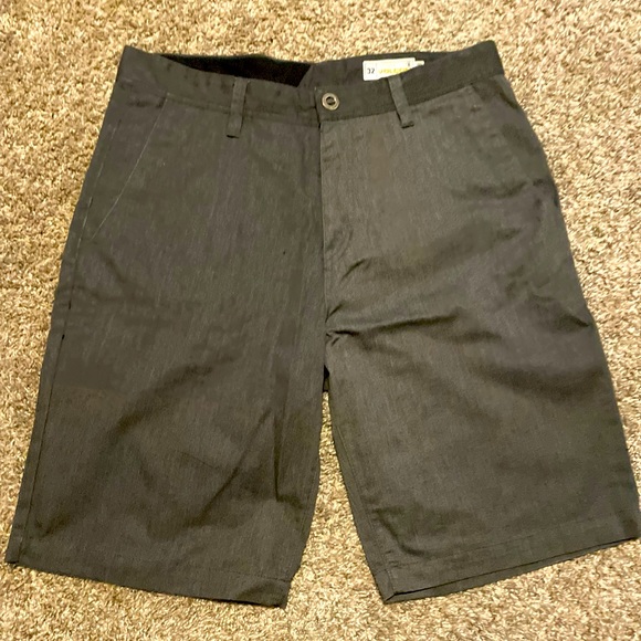 Men’s volcom shorts - Picture 1 of 3